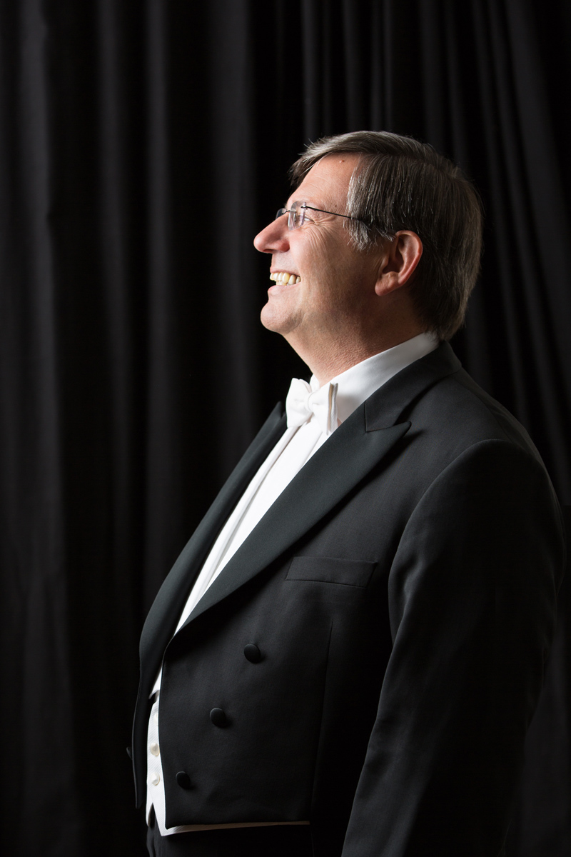 Pressefoto Dirigent Christian Simonis Studioaufnahme